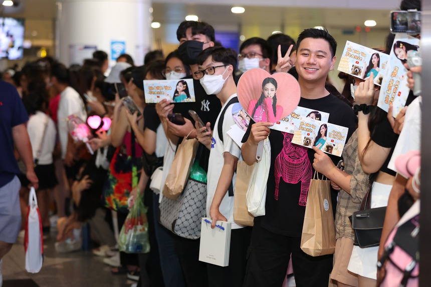 Người hâm mộ xếp hàng dài ở Sân bay Nội Bài chờ đón ban nhạc Blackpink - Ảnh 7. Người hâm mộ xếp hàng dài ở Sân bay Nội Bài chờ đón ban nhạc Blackpink - Ảnh 7.