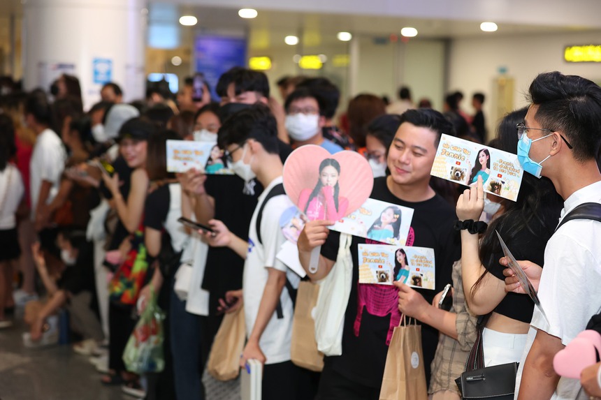 Người hâm mộ xếp hàng dài ở Sân bay Nội Bài chờ đón ban nhạc Blackpink - Ảnh 6. Người hâm mộ xếp hàng dài ở Sân bay Nội Bài chờ đón ban nhạc Blackpink - Ảnh 6.