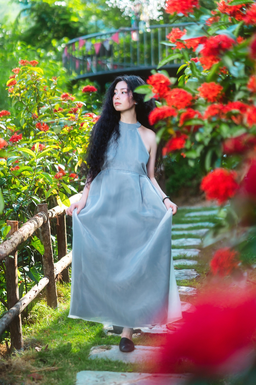 Vườn mẫu đơn đỏ rực lưng chừng đồi ở Hà Nội - điểm check in mới của hội chị em mê 'sống ảo' - Ảnh 4.