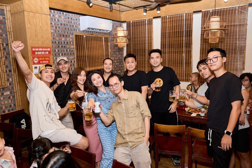 Sao Việt 28/7: Phương Oanh đi trăng mật cùng Shark Bình, Lệ Quyên khoe body nuột nà ở tuổi 42 - Ảnh 5. Sao Việt 28/7: Phương Oanh đi trăng mật cùng Shark Bình, Lệ Quyên khoe body nuột nà ở tuổi 42 - Ảnh 5.