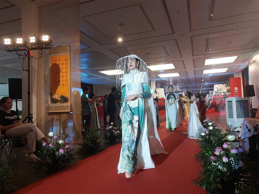 Tôn vinh vẻ đẹp hoa sen trong đời sống văn hóa Việt - Ảnh 1.