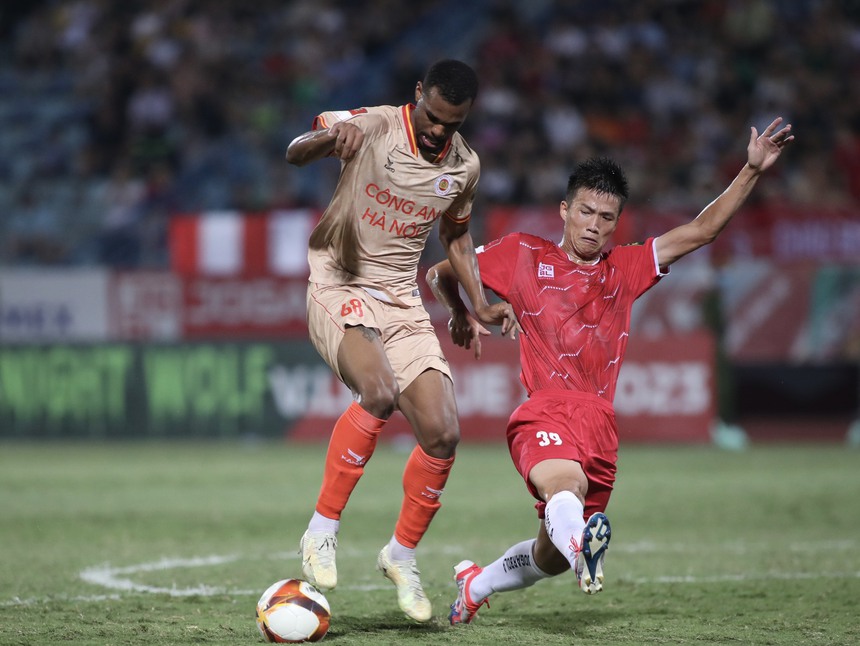 Hàng công vô duyên, CAHN mất ngôi đầu V-League sau thất bại trước Hải Phòng - Ảnh 2.