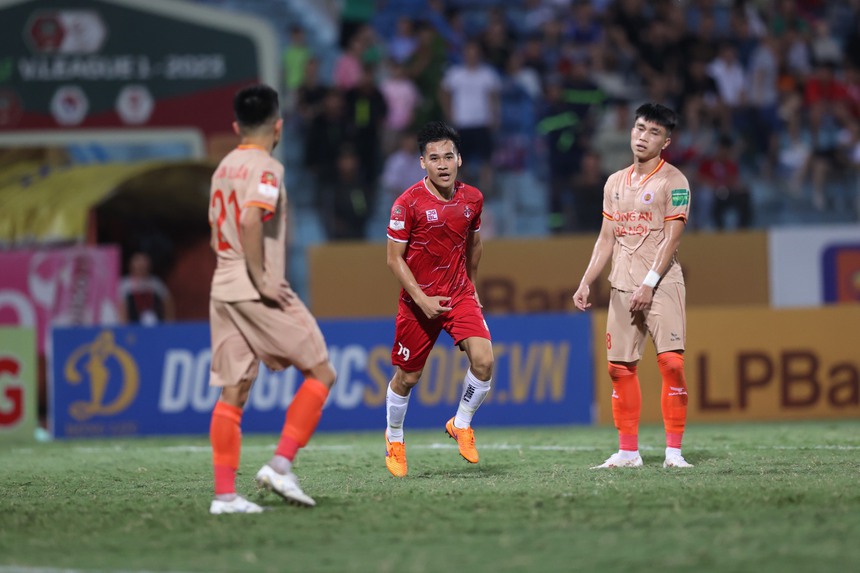 Hàng công vô duyên, CAHN mất ngôi đầu V-League sau thất bại trước Hải Phòng - Ảnh 3.