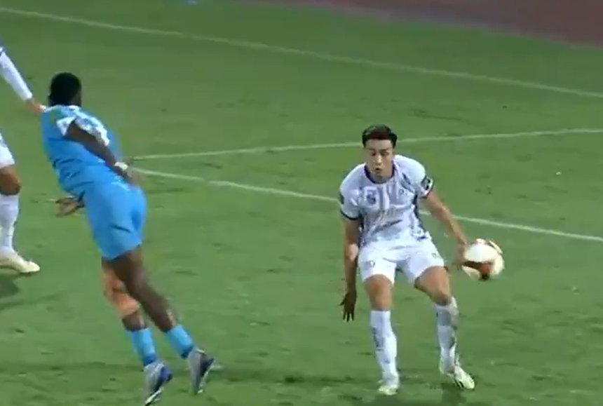 Trận đấu V-League không có VAR, trọng tài vẫn tạm dừng để hội ý trợ lý vì phản ứng của CĐV Nam Định - Ảnh 2.