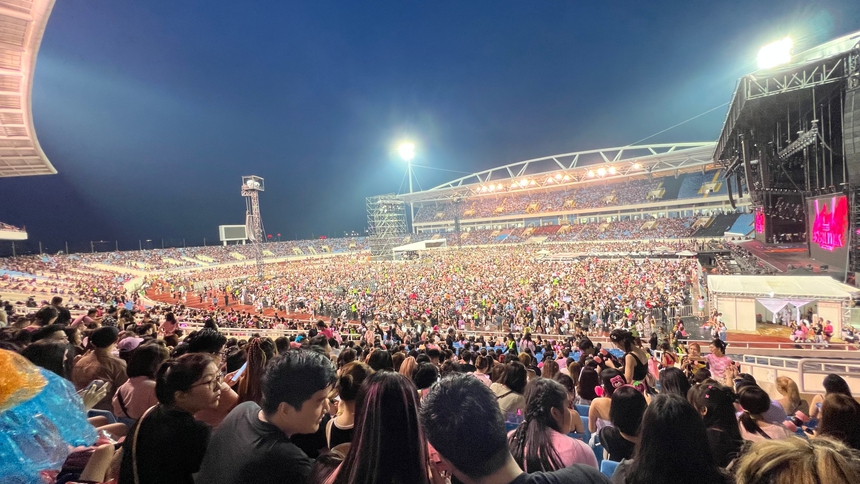 Blackpink thổi bay khán giả với màn nhảy hit 'See tình' và đội nón lá tại concert Hà Nội - Ảnh 1. Blackpink thổi bay khán giả với màn nhảy hit 'See tình' và đội nón lá tại concert Hà Nội - Ảnh 1.
