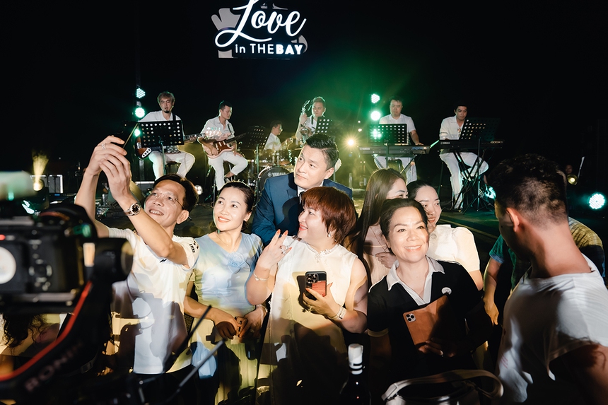 'Anh Hai' Lam Trường đáp ứng yêu cầu đặc biệt của fan vì 'bố cháu bằng tuổi chú' - Ảnh 6. 'Anh Hai' Lam Trường đáp ứng yêu cầu đặc biệt của fan vì 'bố cháu bằng tuổi chú' - Ảnh 6.