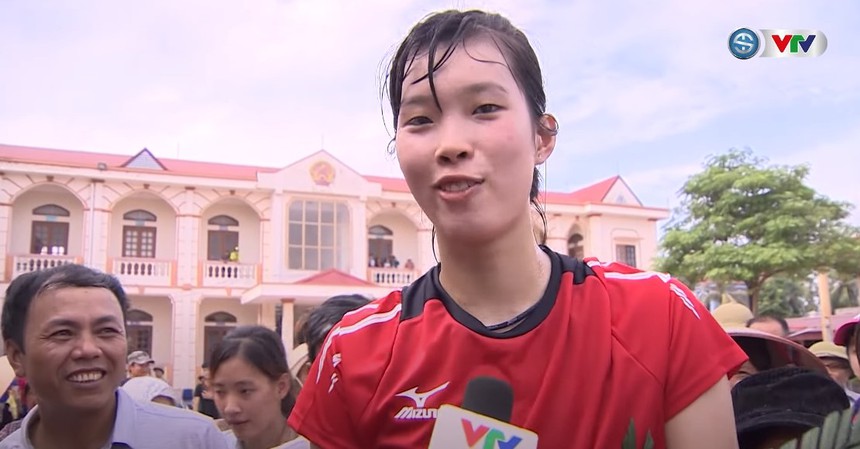 Trần Thị Thanh Thúy và dàn sao bóng chuyền Kim Huệ, Phạm Thị Yến, Ngọc Hoa đọ sức với trai làng trên sân xi măng - Ảnh 4.