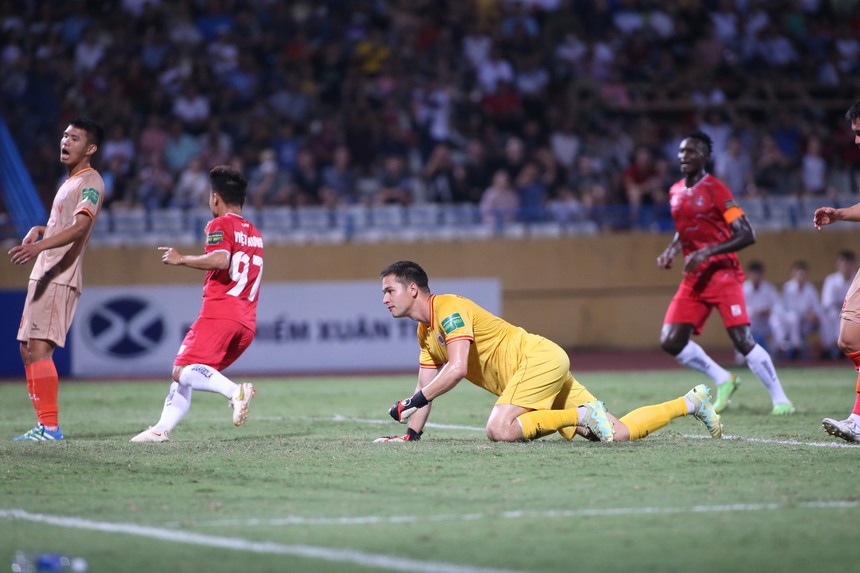 Mùa giải sóng gió với thủ thành Việt kiều - Ảnh 2. Mùa giải sóng gió với thủ thành Việt kiều - Ảnh 2.