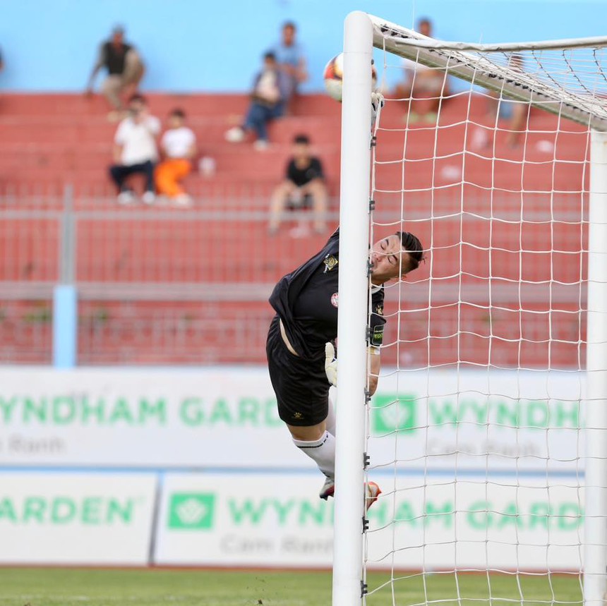 Mùa giải sóng gió với thủ thành Việt kiều - Ảnh 3. Mùa giải sóng gió với thủ thành Việt kiều - Ảnh 3.