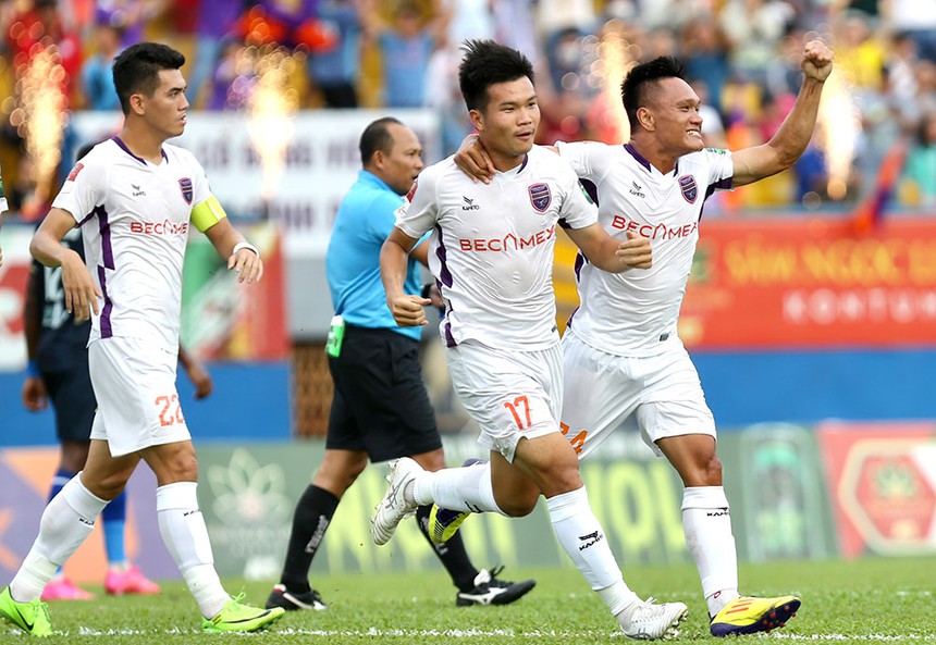 CLB TP.HCM và SHB Đà Nẵng lâm nguy vì sự chuyên nghiệp của HLV Kiatisuk áp dụng cho HAGL - Ảnh 2. CLB TP.HCM và SHB Đà Nẵng lâm nguy vì sự chuyên nghiệp của HLV Kiatisuk áp dụng cho HAGL - Ảnh 2.