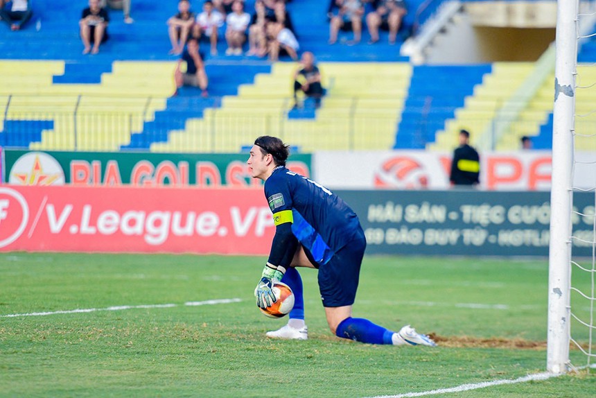 Mùa giải sóng gió với thủ thành Việt kiều - Ảnh 1. Mùa giải sóng gió với thủ thành Việt kiều - Ảnh 1.