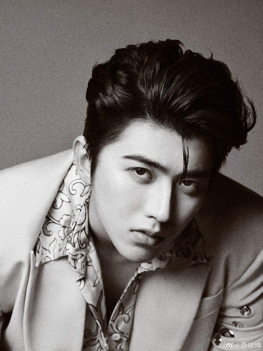 Rộ tin Thái Từ Khôn hẹn hò fan nữ 14 tuổi, liệu có 'nối gót' Ngô Diệc Phàm? - Ảnh 1.