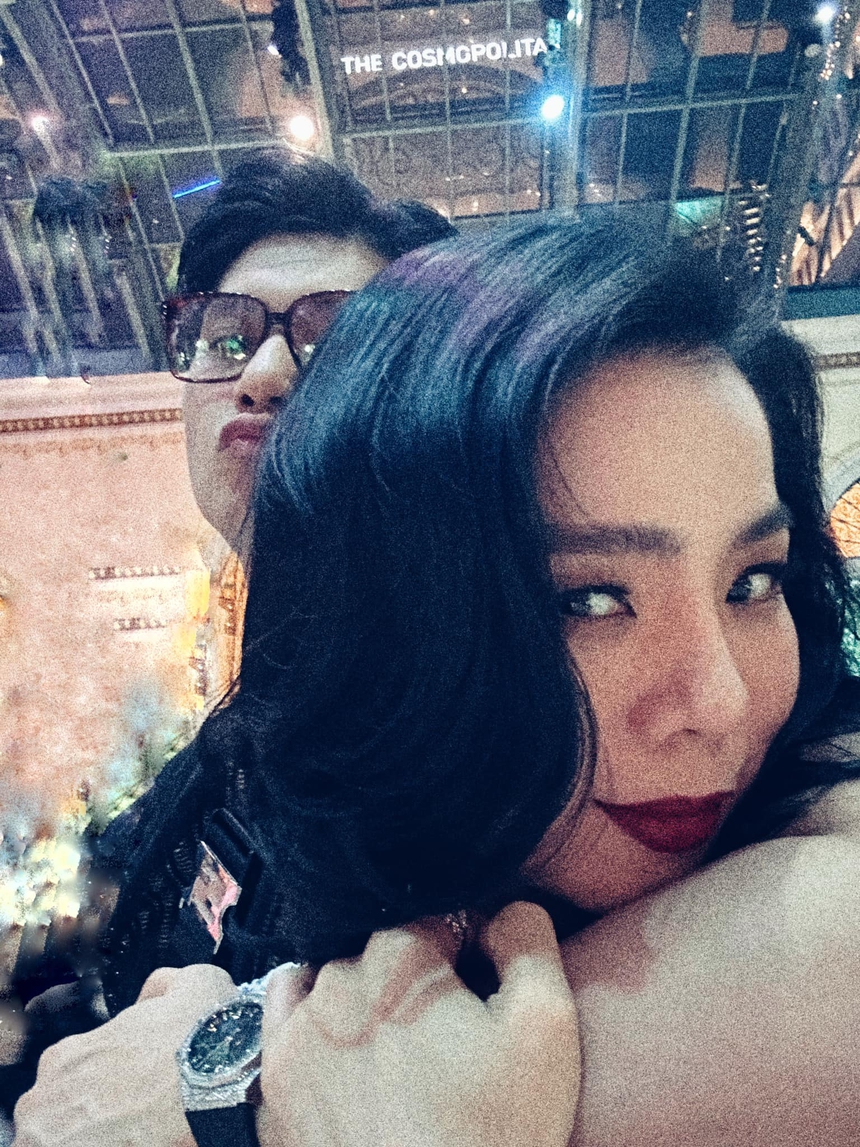 Sao Việt 3/7: Lệ Quyên khẳng định 'chủ quyền' với tình trẻ; Vợ chồng Nhã Phương trốn con đi du lịch - Ảnh 1.