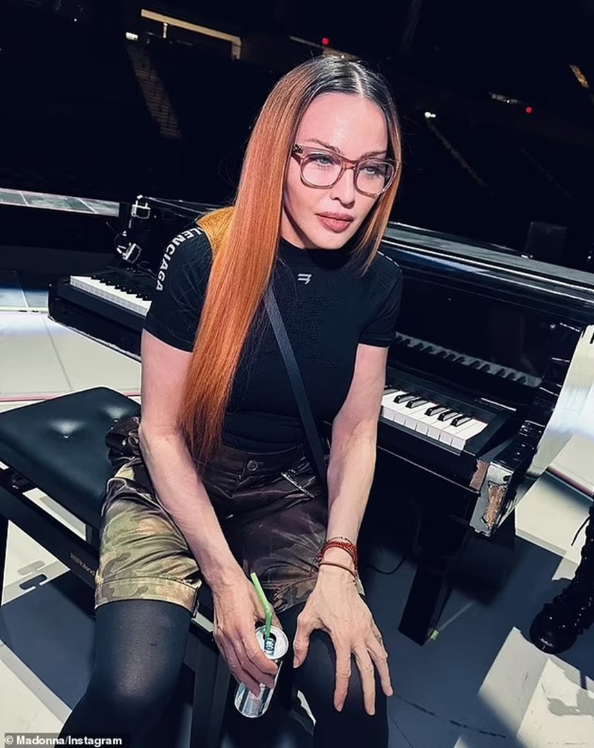 Madonna đổ bệnh 'vì cố theo kịp các vũ công trẻ' - Ảnh 1.