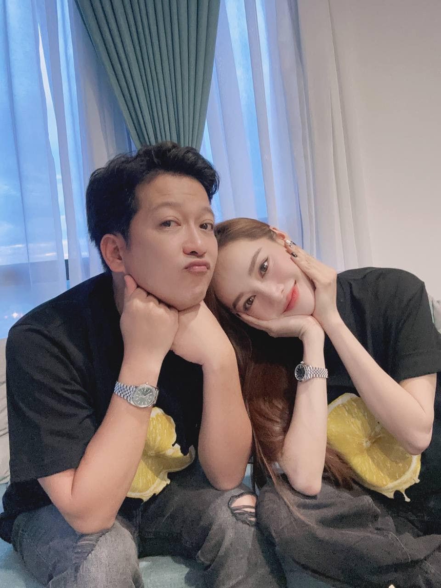 Sao Việt 3/7: Lệ Quyên khẳng định 'chủ quyền' với tình trẻ; Vợ chồng Nhã Phương trốn con đi du lịch - Ảnh 2.