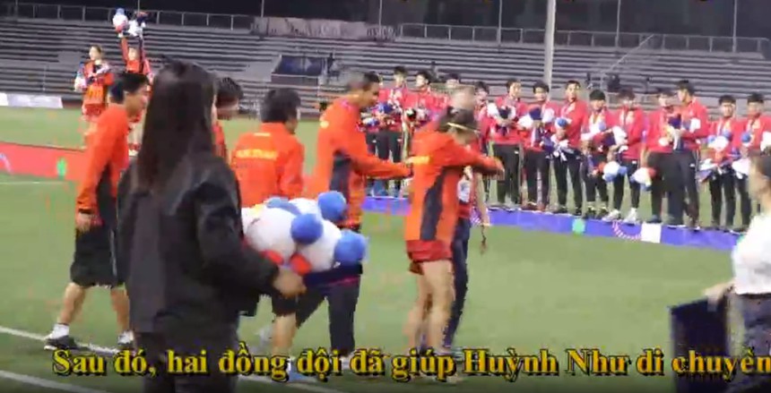 Huỳnh Như chuột rút sau khi giúp ĐT Việt Nam hạ Thái Lan để giành Vàng, HLV Mai Đức Chung tới dìu lên bục chiến thắng - Ảnh 3.