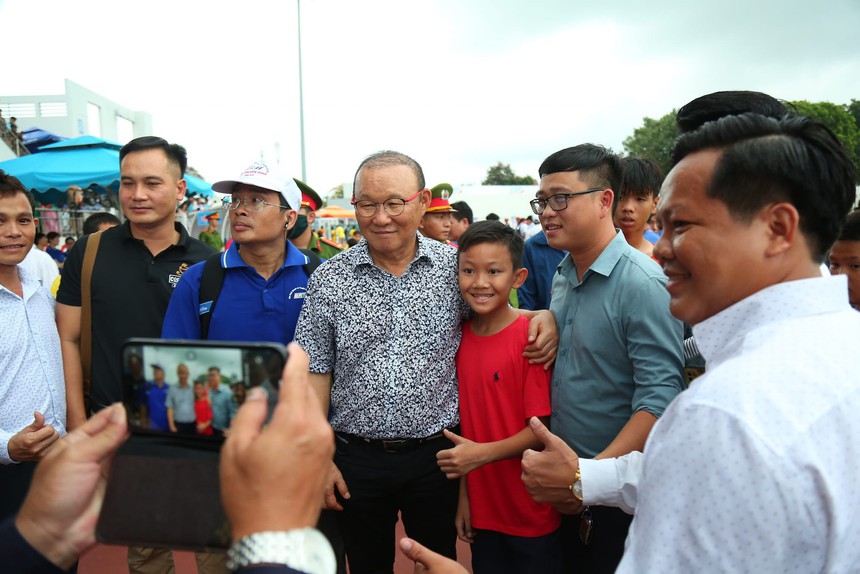 Bóng lăn trong tuần: Bệnh thành tích, biết rồi khổ lắm những vẫn phải nói - Ảnh 1.