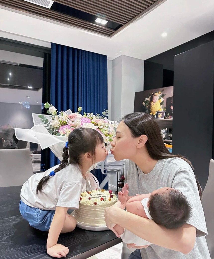 Sao Việt 30/7: Ngô Thanh Vân tình tứ bên chồng trẻ, Cường Đô La - Đàm Thu Trang hóa bố mẹ bỉm ngày cuối tuần - Ảnh 3. Sao Việt 30/7: Ngô Thanh Vân tình tứ bên chồng trẻ, Cường Đô La - Đàm Thu Trang hóa bố mẹ bỉm ngày cuối tuần - Ảnh 3.