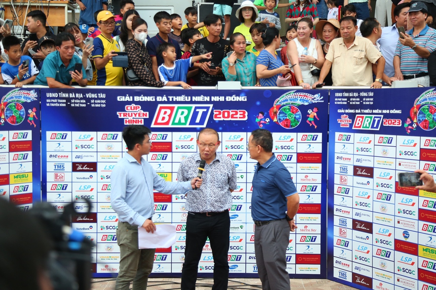 HLV Park Hang Seo, huyền thoại Lê Công Vinh phấn khích với cầu thủ nhí - Ảnh 1. HLV Park Hang Seo, huyền thoại Lê Công Vinh phấn khích với cầu thủ nhí - Ảnh 1.