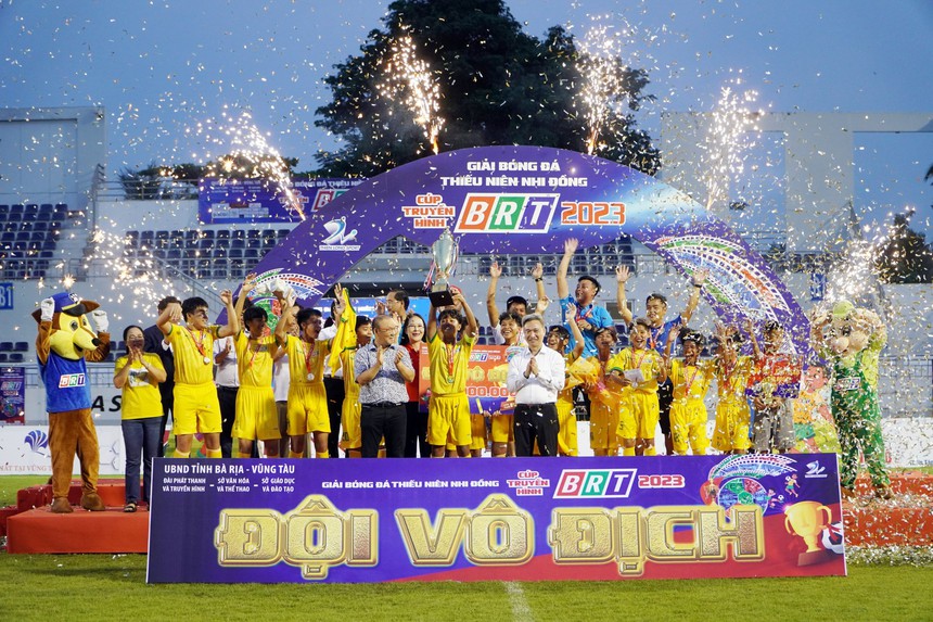 HLV Park Hang Seo, huyền thoại Lê Công Vinh phấn khích với cầu thủ nhí - Ảnh 4. HLV Park Hang Seo, huyền thoại Lê Công Vinh phấn khích với cầu thủ nhí - Ảnh 4.