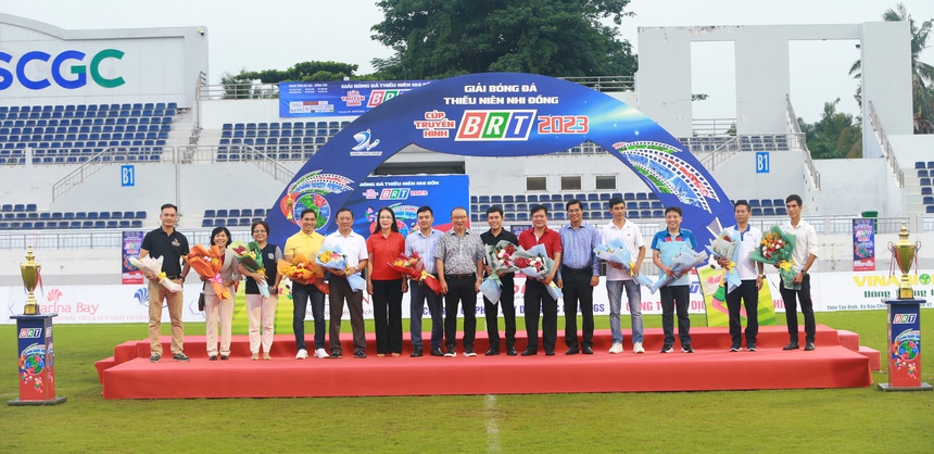 HLV Park Hang Seo, huyền thoại Lê Công Vinh phấn khích với cầu thủ nhí - Ảnh 5. HLV Park Hang Seo, huyền thoại Lê Công Vinh phấn khích với cầu thủ nhí - Ảnh 5.