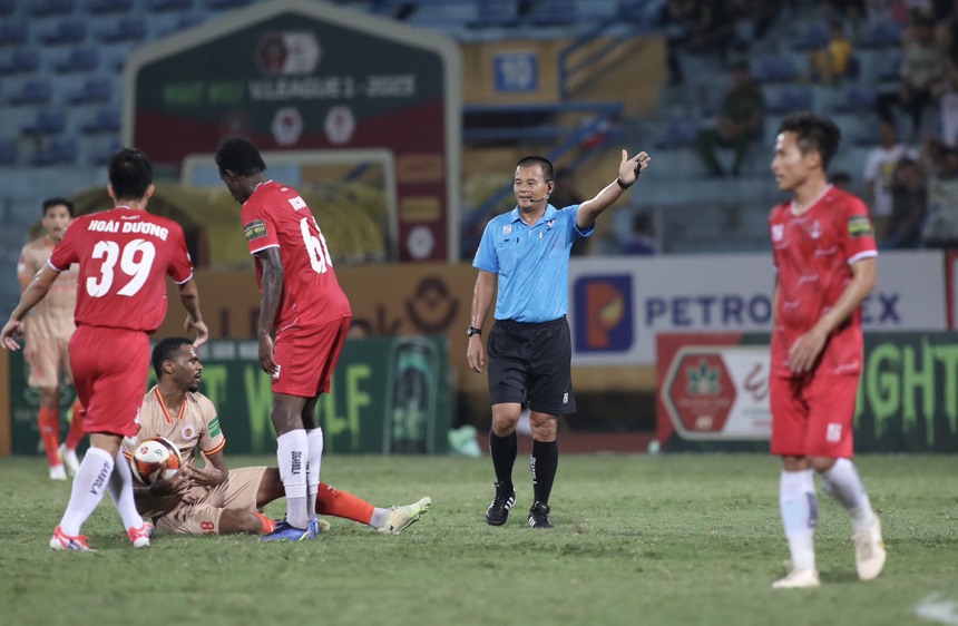 Thiếu VAR, trọng tài lại bị nhiều đội phản ứng quyết liệt - Ảnh 4. Thiếu VAR, trọng tài lại bị nhiều đội phản ứng quyết liệt - Ảnh 4.