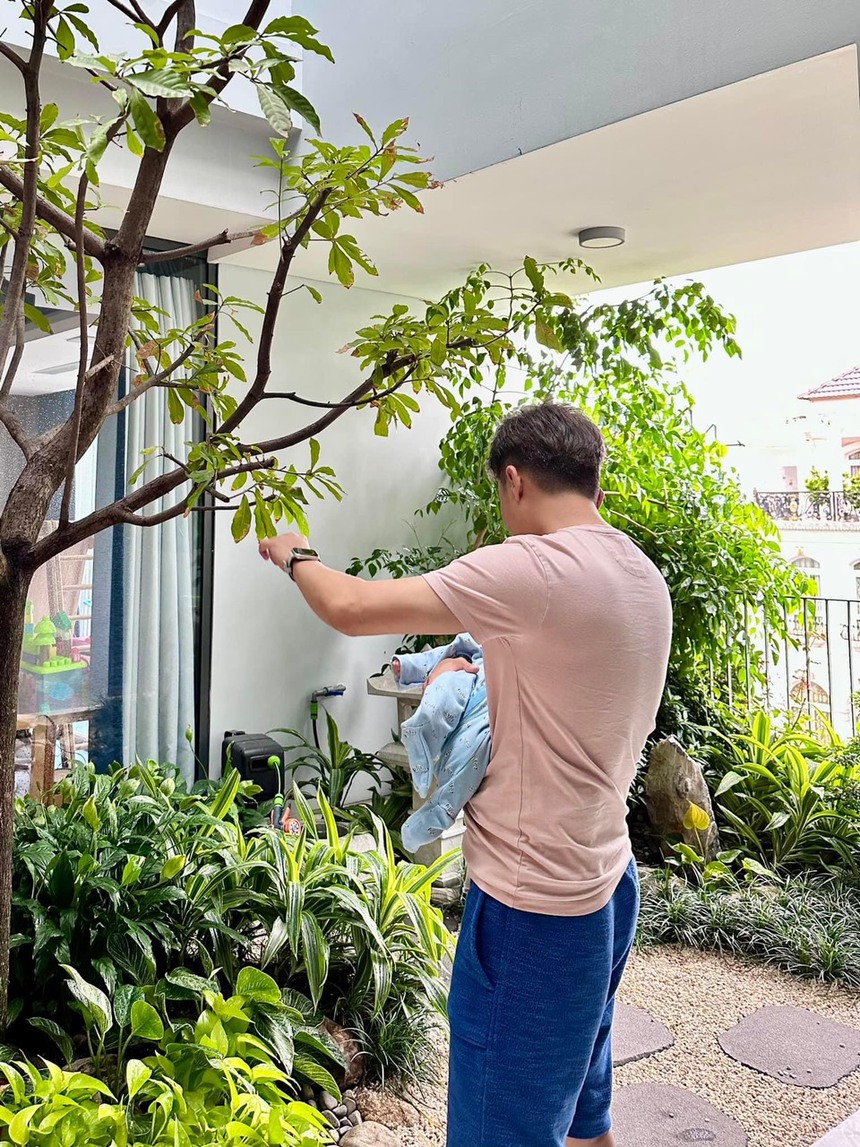 Sao Việt 30/7: Ngô Thanh Vân tình tứ bên chồng trẻ, Cường Đô La - Đàm Thu Trang hóa bố mẹ bỉm ngày cuối tuần - Ảnh 2. Sao Việt 30/7: Ngô Thanh Vân tình tứ bên chồng trẻ, Cường Đô La - Đàm Thu Trang hóa bố mẹ bỉm ngày cuối tuần - Ảnh 2.