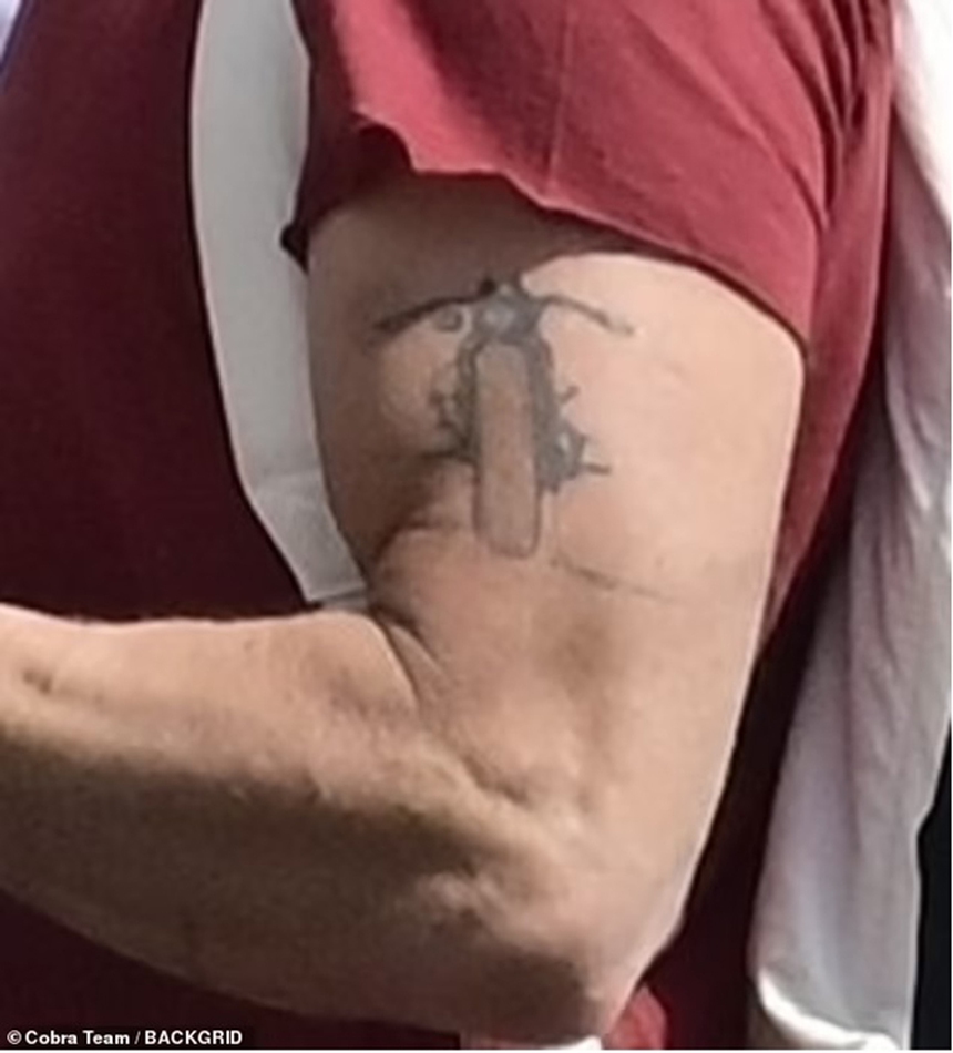 Sưu tập hình xăm ấn tượng của Brad Pitt, từ ngày sinh của Angelina Jolie tới bóng của người đàn ông bí ẩn... - Ảnh 11.