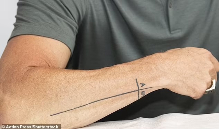 Sưu tập hình xăm ấn tượng của Brad Pitt, từ ngày sinh của Angelina Jolie tới bóng của người đàn ông bí ẩn... - Ảnh 4.