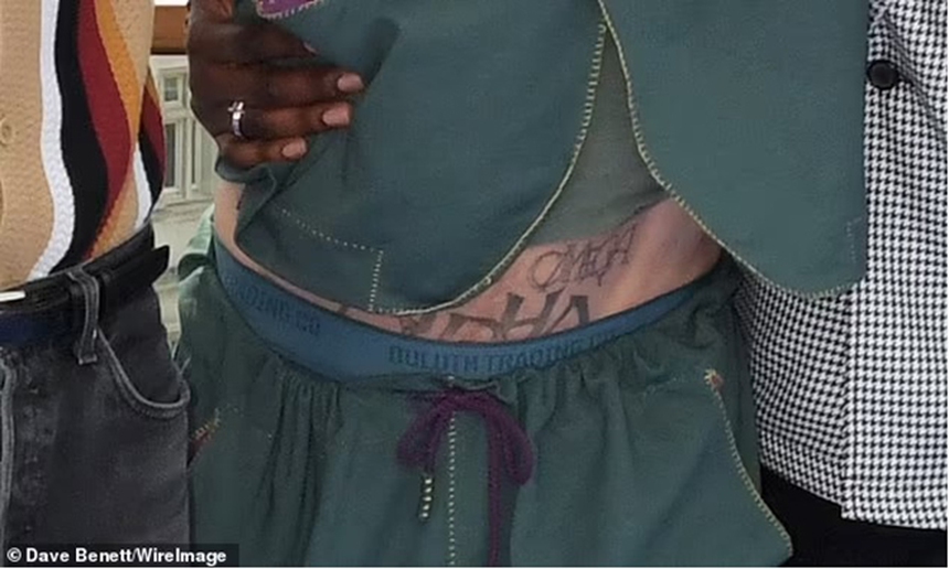 Sưu tập hình xăm ấn tượng của Brad Pitt, từ ngày sinh của Angelina Jolie tới bóng của người đàn ông bí ẩn... - Ảnh 6.