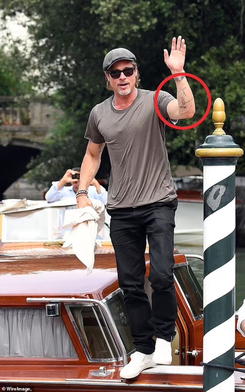 Sưu tập hình xăm ấn tượng của Brad Pitt, từ ngày sinh của Angelina Jolie tới bóng của người đàn ông bí ẩn... - Ảnh 12.