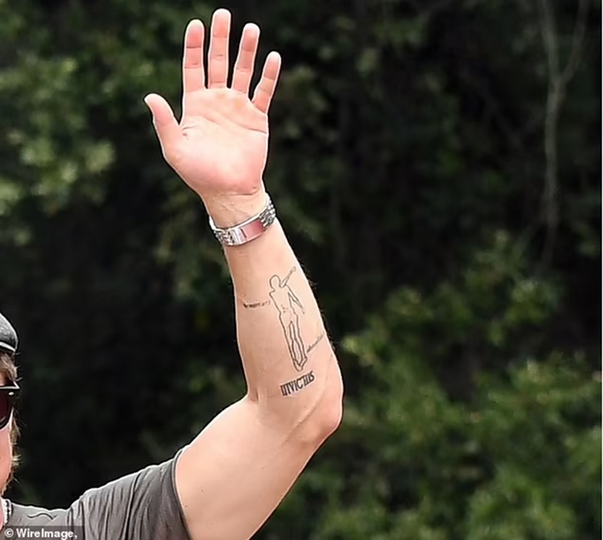 Sưu tập hình xăm ấn tượng của Brad Pitt, từ ngày sinh của Angelina Jolie tới bóng của người đàn ông bí ẩn... - Ảnh 13.