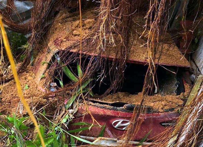 Sạt lở nghiêm trọng tại đèo Bảo Lộc: Đã xác định danh tính 3 cán bộ chiến sĩ Cảnh sát giao thông bị vùi lấp - Ảnh 1. Sạt lở nghiêm trọng tại đèo Bảo Lộc: Đã xác định danh tính 3 cán bộ chiến sĩ Cảnh sát giao thông bị vùi lấp - Ảnh 1.