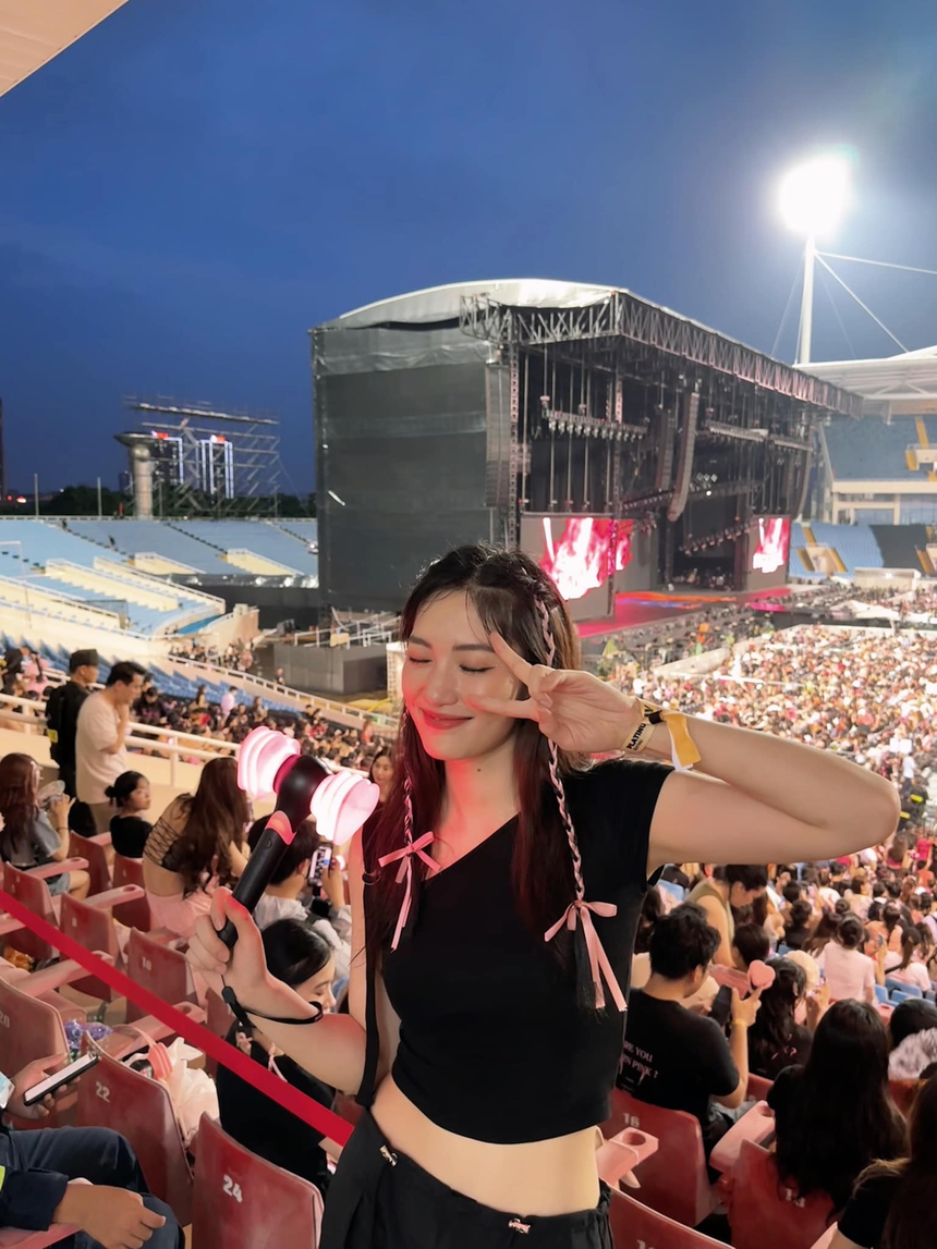 Hai hoa khôi bóng chuyền Việt Nam gây sốt vì quá xinh khi xem concert Blackpink, CĐV gợi ý nên đi thi hoa hậu - Ảnh 3.