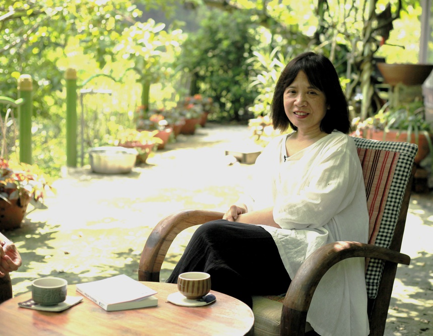 Đọc sách 'Những bức thư ôm lấy bạn': Những vòng ôm dịu dàng và ấm áp… - Ảnh 1. Đọc sách 'Những bức thư ôm lấy bạn': Những vòng ôm dịu dàng và ấm áp… - Ảnh 1.