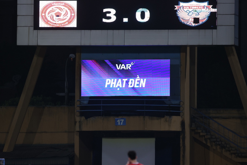 Thiếu VAR, trọng tài lại bị nhiều đội phản ứng quyết liệt - Ảnh 2. Thiếu VAR, trọng tài lại bị nhiều đội phản ứng quyết liệt - Ảnh 2.