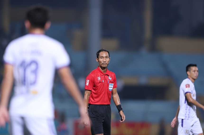 Thiếu VAR, trọng tài lại bị nhiều đội phản ứng quyết liệt - Ảnh 3. Thiếu VAR, trọng tài lại bị nhiều đội phản ứng quyết liệt - Ảnh 3.