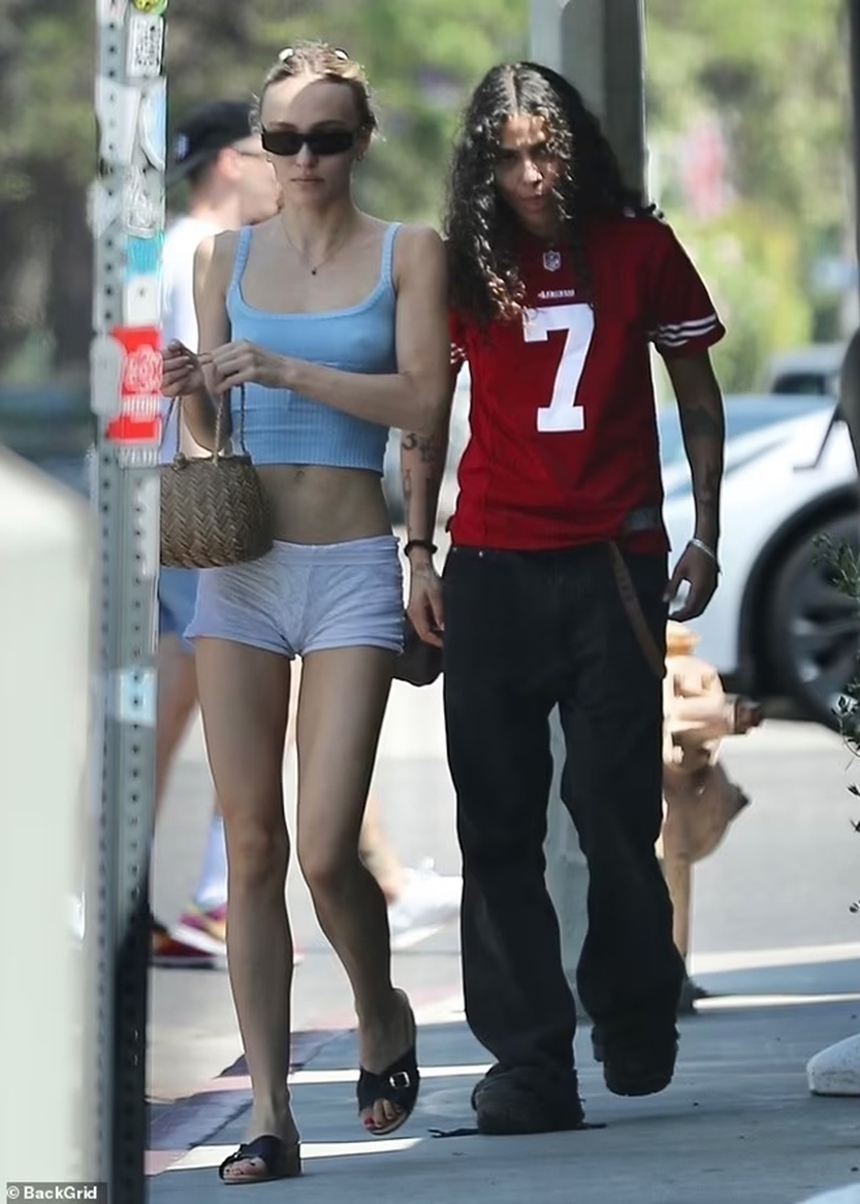 Con gái Johnny Depp phô đôi chân nuột nà, đi ăn trưa với người yêu đồng giới - Ảnh 5.