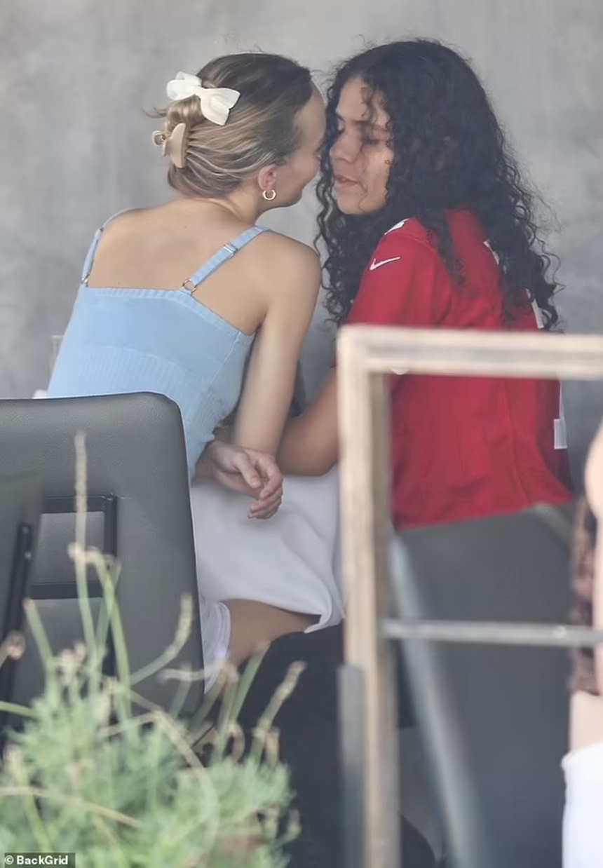 Con gái Johnny Depp phô đôi chân nuột nà, đi ăn trưa với người yêu đồng giới - Ảnh 7.