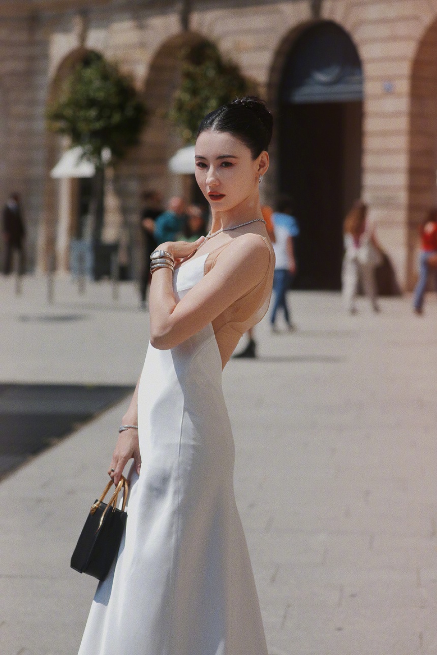 Khó tin trước vóc dáng sau 3 lần sinh con của ngọc nữ Trương Bá Chi - Ảnh 1.