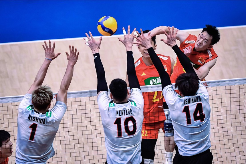 Tuyển Nhật Bản (áo trắng) hạ Trung Quốc 3-2 ở tuần thứ 3 VNL 2023, giành vé sớm vào tứ kết