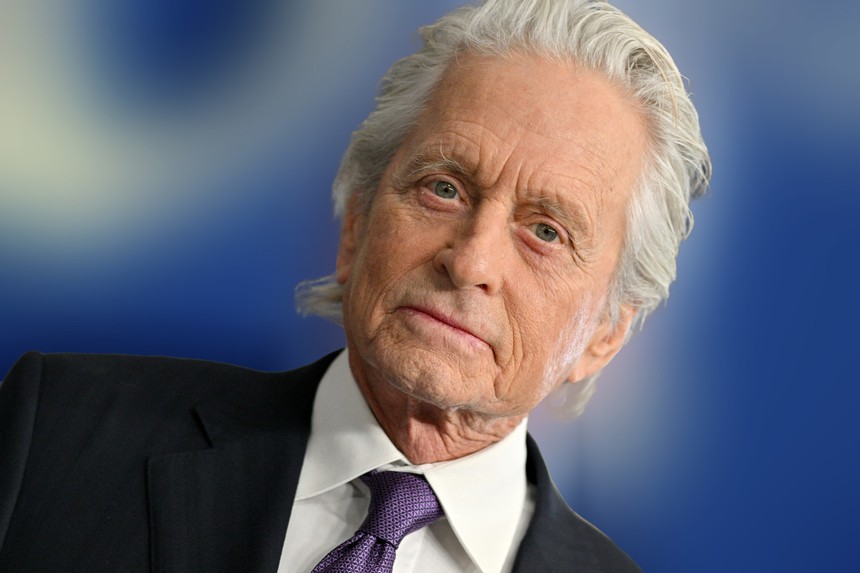 Ngôi sao phim 'Bản năng gốc' Michael Douglas chia sẻ cách làm chủ các cảnh 'giường chiếu' trên phim - Ảnh 1.