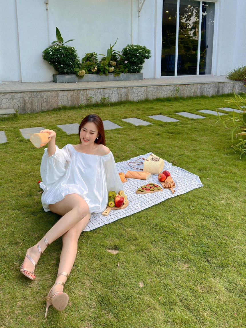 Phương Oanh khoe chân dài nuột nà hậu kết hôn với Shark Nguyễn Hòa Bình - Ảnh 1.