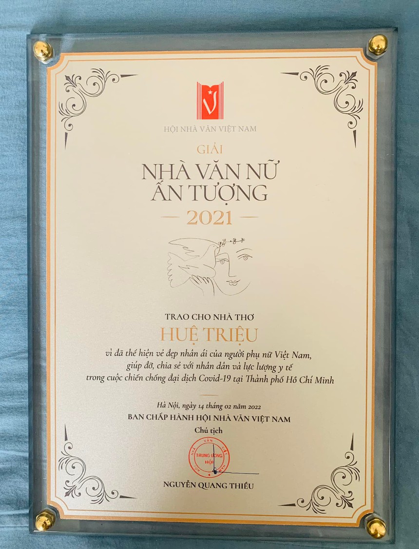 Gặp lại các tác giả được đưa vào sách giáo khoa - Nhà thơ Huệ Triệu: 'Trái tim của lính đảo Trường Sa thật đẹp đẽ' - Ảnh 5.