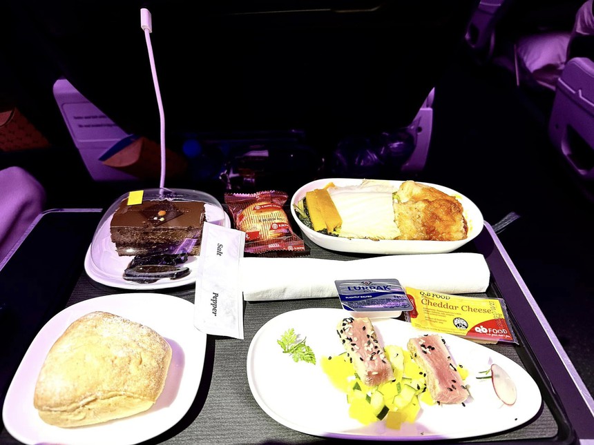 ĐT nữ Việt Nam được tiếp sức ngay tại sân bay để tiếp tục hành trình chinh phục World Cup - Ảnh 5.