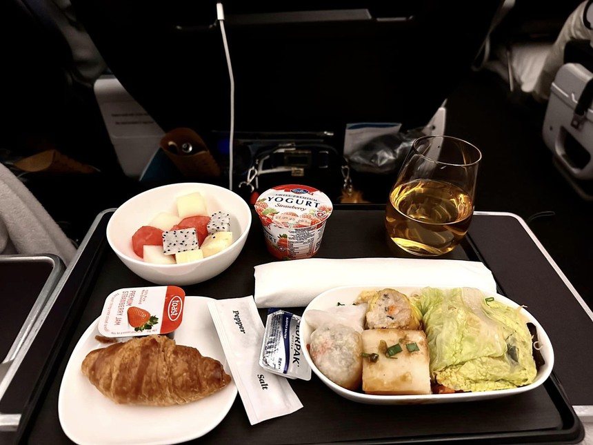 ĐT nữ Việt Nam được tiếp sức ngay tại sân bay để tiếp tục hành trình chinh phục World Cup - Ảnh 6.