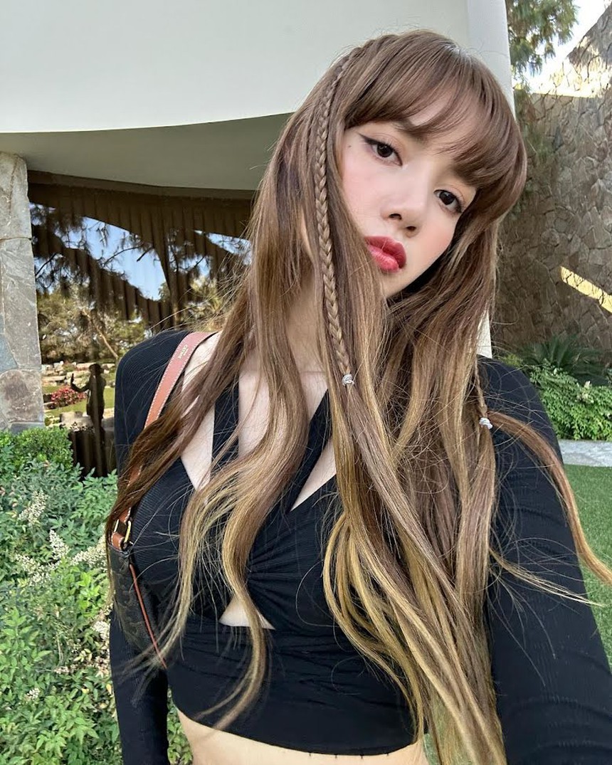 Lisa Blackpink 'gây sốt' với hình ảnh mặt mộc trên đường phố Paris - Ảnh 2. Lisa Blackpink 'gây sốt' với hình ảnh mặt mộc trên đường phố Paris - Ảnh 2.
