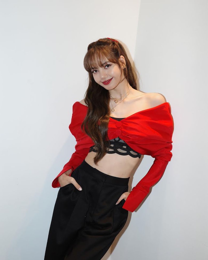 Lisa Blackpink 'gây sốt' với hình ảnh mặt mộc trên đường phố Paris - Ảnh 3. Lisa Blackpink 'gây sốt' với hình ảnh mặt mộc trên đường phố Paris - Ảnh 3.