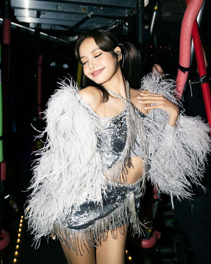 Lisa Blackpink 'gây sốt' với hình ảnh mặt mộc trên đường phố Paris - Ảnh 4. Lisa Blackpink 'gây sốt' với hình ảnh mặt mộc trên đường phố Paris - Ảnh 4.