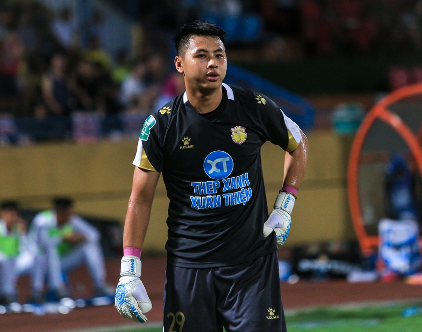 Tin nóng bóng đá Việt 9/12: Thủ môn Nam Định nghỉ thi đấu dài hạn, Khuất Văn Khang đạt dấu mốc đáng nhớ - Ảnh 2.